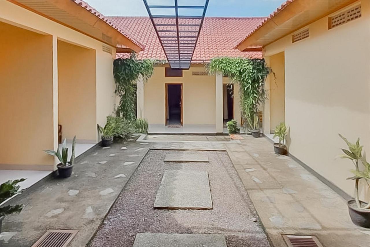 Готель Reddoorz Syariah Near Tugu Lampu Gentur Чіанджур Екстер'єр фото